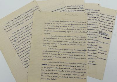 plusieurs vieilles lettres sont empilées sur une table