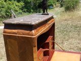 un petit bureau en bois sur lequel se trouve une statue