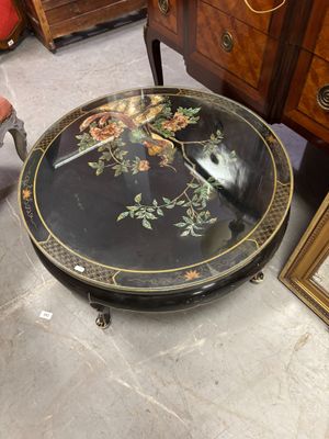 une table noire sur laquelle sont posées des fleurs, dans une pièce