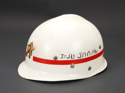 un gros plan d'un casque de chantier blanc orné d'une étoile