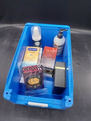 un bac bleu contenant de nombreux objets