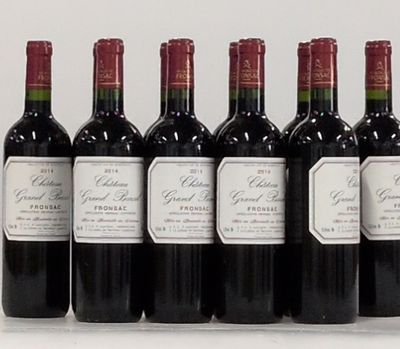 six bouteilles de vin rouge alignées sur une surface blanche