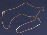 une image représentant un collier en or muni d'une chaîne