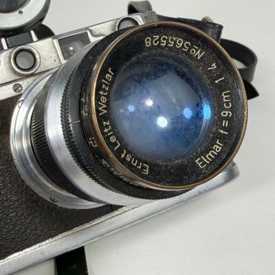 un gros plan d'un appareil photo muni d'un objectif
