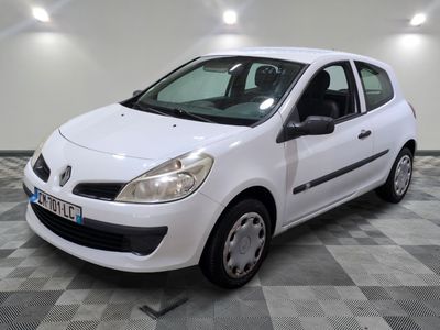 la photo d'une petite voiture blanche garée dans un garage