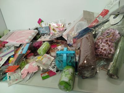 une pile d'objets assortis sur une table