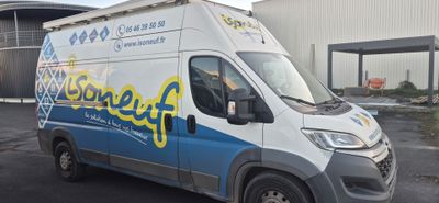 une camionnette garée devant un bâtiment