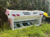une grosse machine garée sur le bord de la route