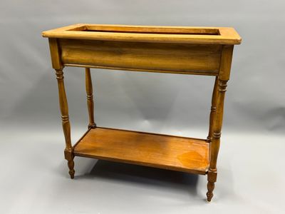 une petite table en bois surmontée d'une étagère