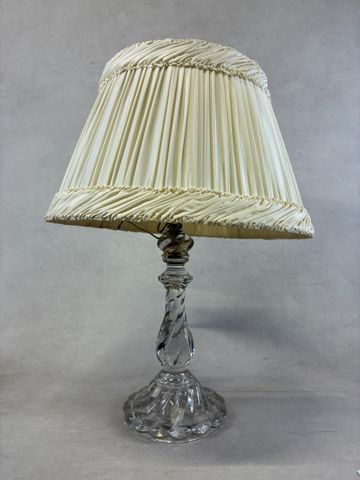 BACCARAT. Pied de lampe cristal à côtes torses (éclat intérieur).