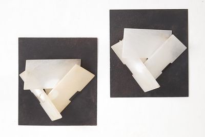 Pierre Chareau (1883-1950) Suite de 2 appliques "Mouche" LA4…