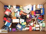 une boîte en carton remplie de nombreuses marques différentes de cigarettes
