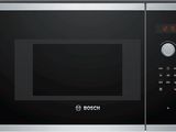 Four à micro-ondes encastrable Bosch avec commandes électroniques, sur fond blanc