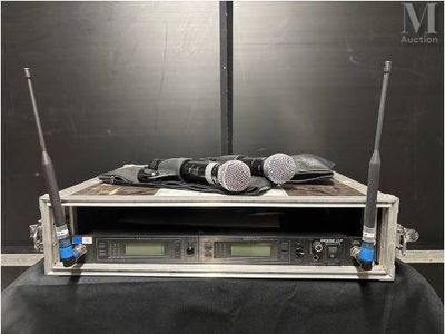 deux microphones posés sur le dessus d'un support posé sur une table