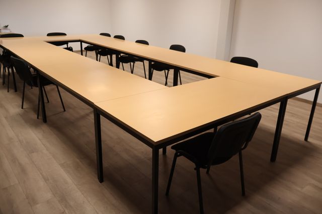 Mobilier de bureau de manufacture contemporaine : 9 tables, 10 ch...