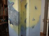 un paravent placé au milieu d'une pièce, orné d'une peinture