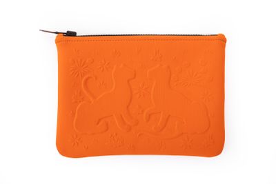 une pochette en cuir orange ornée de fleurs brodées