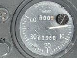 un gros plan du compteur de vitesse d'un véhicule