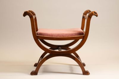 une photo d'un banc en bois avec une assise rose