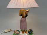 une lampe posée sur une table sur laquelle se trouve une lampe