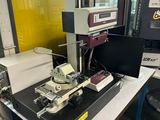 une machine posée sur une table dans une pièce