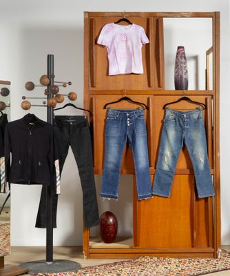 une photo d'un portant avec un jean et un t-shirt