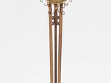 une lampe posée sur une table à côté d'une lampe