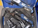 une valise bleue posée par terre, contenant des outils
