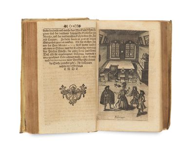 un livre ouvert sur lequel figure l'image d'un homme et d'une femme dans une pièce
