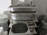 de nombreuses casseroles posées sur une table