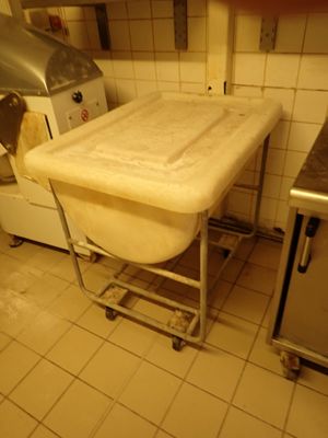 une photo d'une cuisine avec un évier et une table