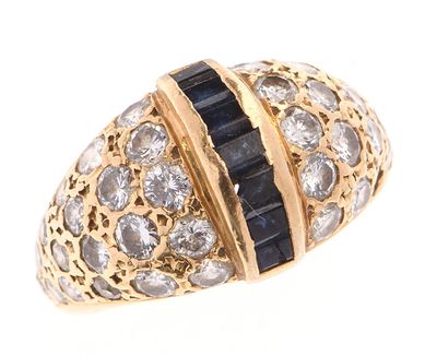 BAGUE dôme en or jaune 750 °/°° ornée d'une ligne de saphirs…