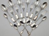 un ensemble de cuillères et de fourchettes en argent disposées en cercle
