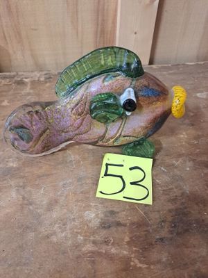 une figurine représentant un poisson, sur laquelle est accrochée une étiquette jaune