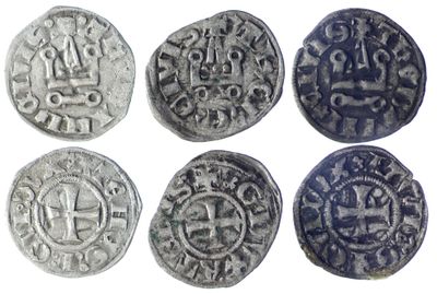 six pièces d'argent anciennes ornées de motifs sur fond blanc