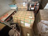 une grande quantité de cartons dans une pièce où se trouve un seau