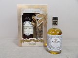 une image d'une bouteille de whisky à côté d'une boîte en carton