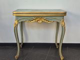 une image représentant une petite table avec un plateau bleu et doré