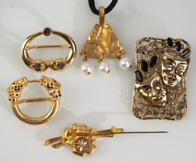 beaucoup de bijoux en or sur une surface blanche