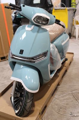 un scooter posé sur un chariot dans une pièce