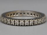 Gros plan sur une bague « éternité » sertie de diamants posée sur une table