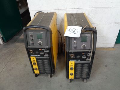 Lot de deux postes à souder dans un entrepôt, avec une étiquette de prix dessus