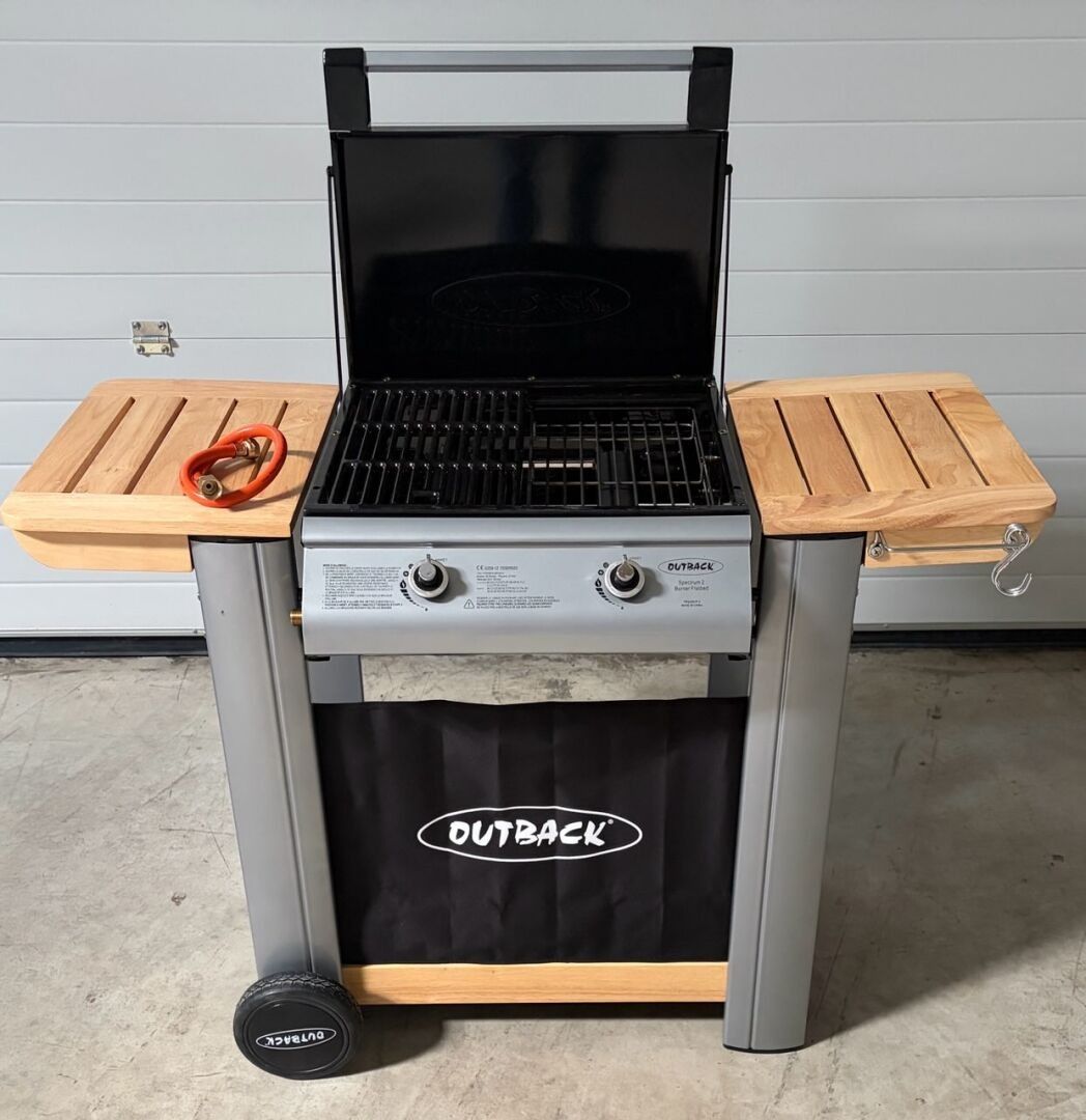 Barbecue gaz 2 brûleurs à couvercle OUTBACK Spectrum 2 sur desserte roulante et tablettes rabattables (Manque équerre...