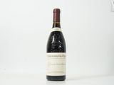 une bouteille de vin posée sur une table
