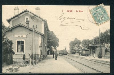 une carte postale représentant un train qui arrive sur les rails