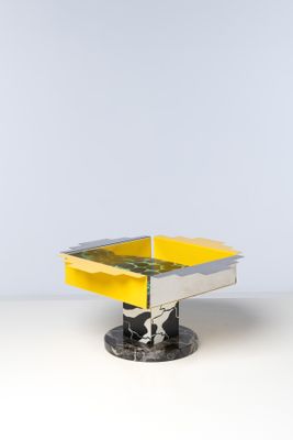 un gros plan d'un objet jaune et noir sur une surface blanche