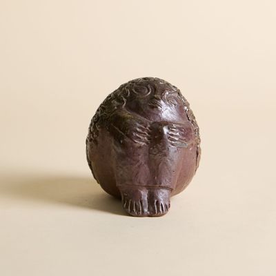 une petite figurine représentant un homme barbu