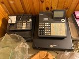 une calculatrice posée sur un bureau, à côté d'un ordinateur portable