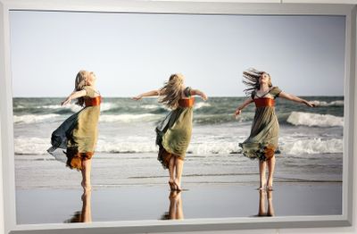 une photo de trois femmes en train de danser sur la plage