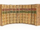 six livres alignés sur une surface blanche avec un fond blanc